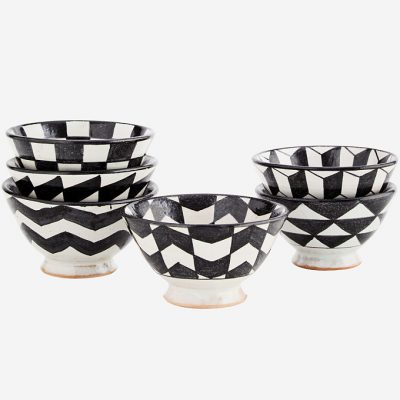 Bol de loza blanco y negro con motivos geométricos elaborado artesanalmente a mano