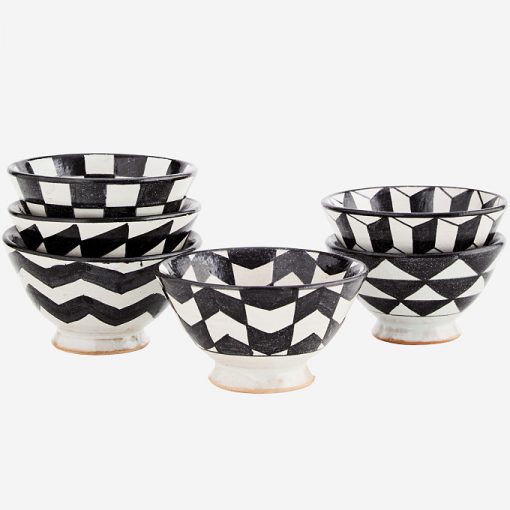 Bol de loza blanco y negro con motivos geométricos elaborado artesanalmente a mano