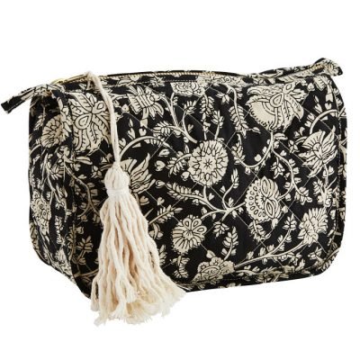 Neceser negro con flores blancas elaborado artesanalmente a mano.