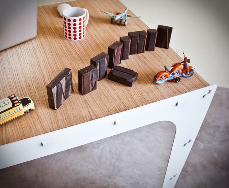 tin-toy-table-coolmaison