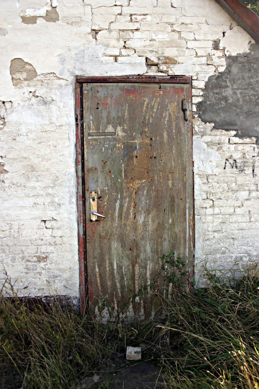 stockvault-rusty-door97652-1080x1620