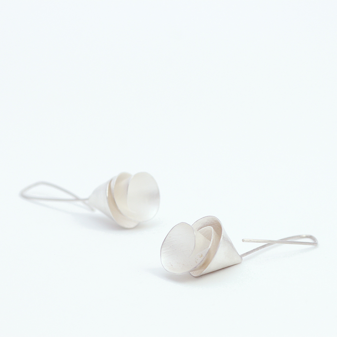 Pendientes Giro Noroeste obradoiro joyería minimalista esencial y  artesanal plata coolmaison