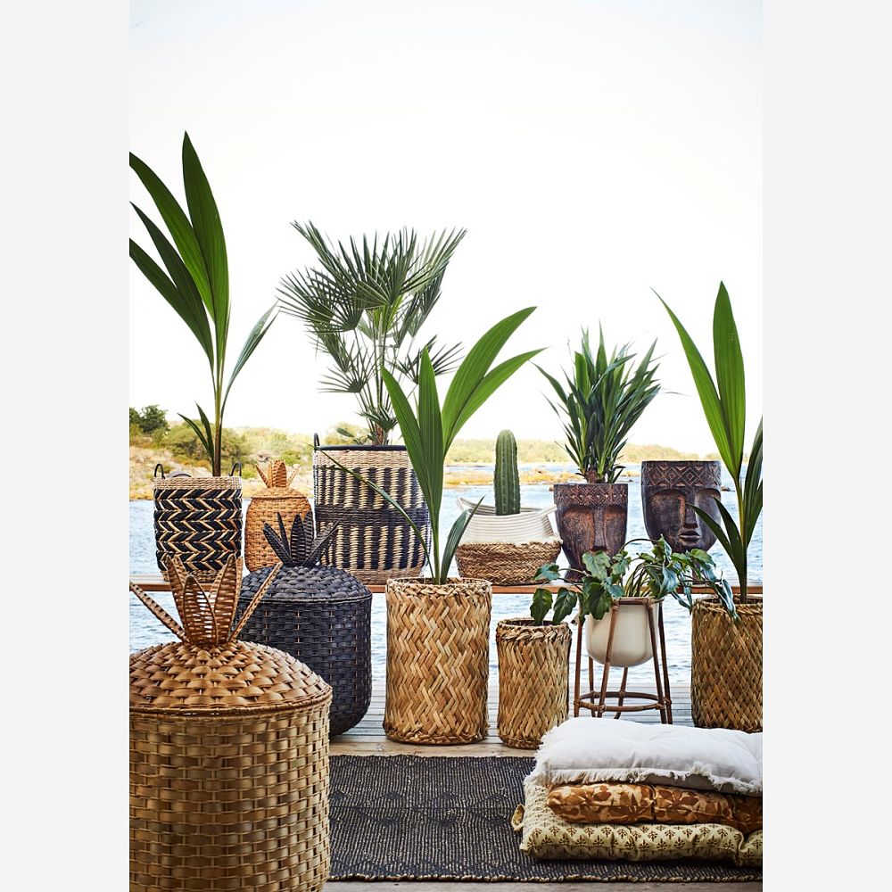 Una terraza con encanto. Maceteros de fibras naturales elaborados artesanalmente a mano.