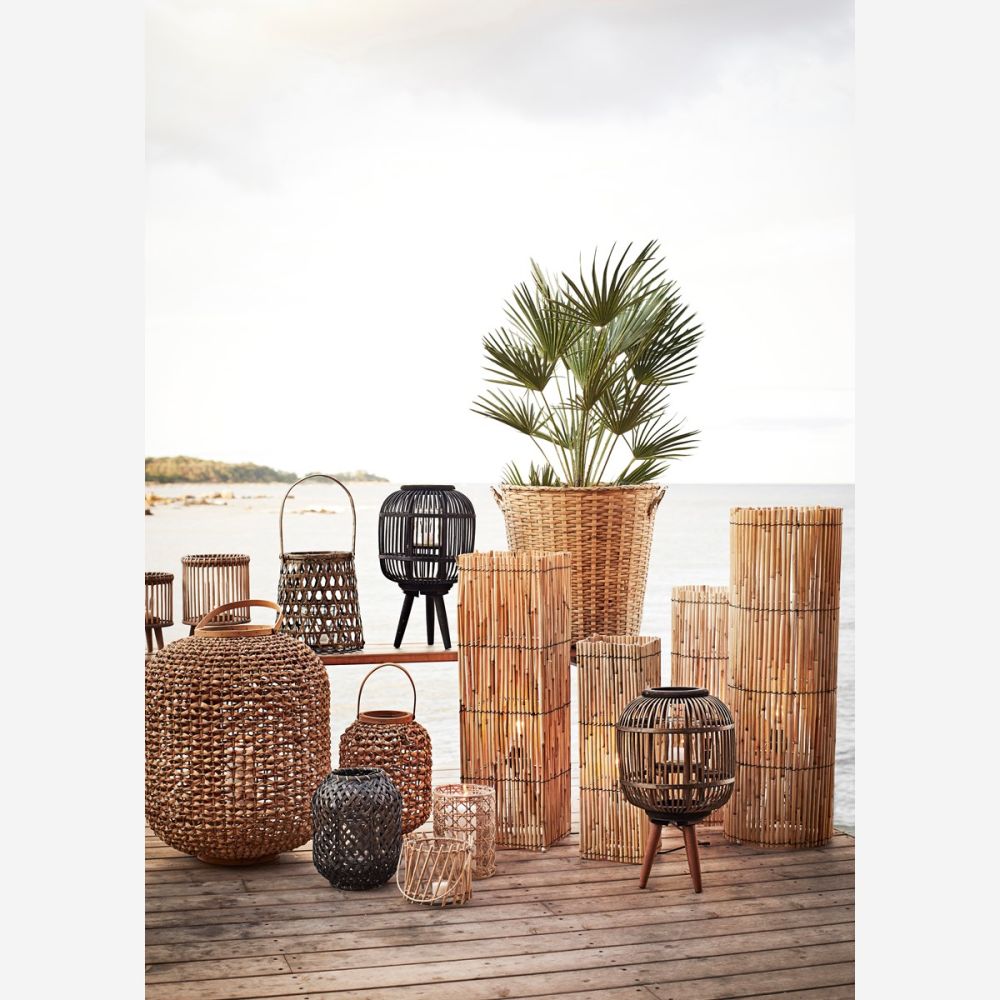 Una terraza con encanto. Complementos de fibras naturales