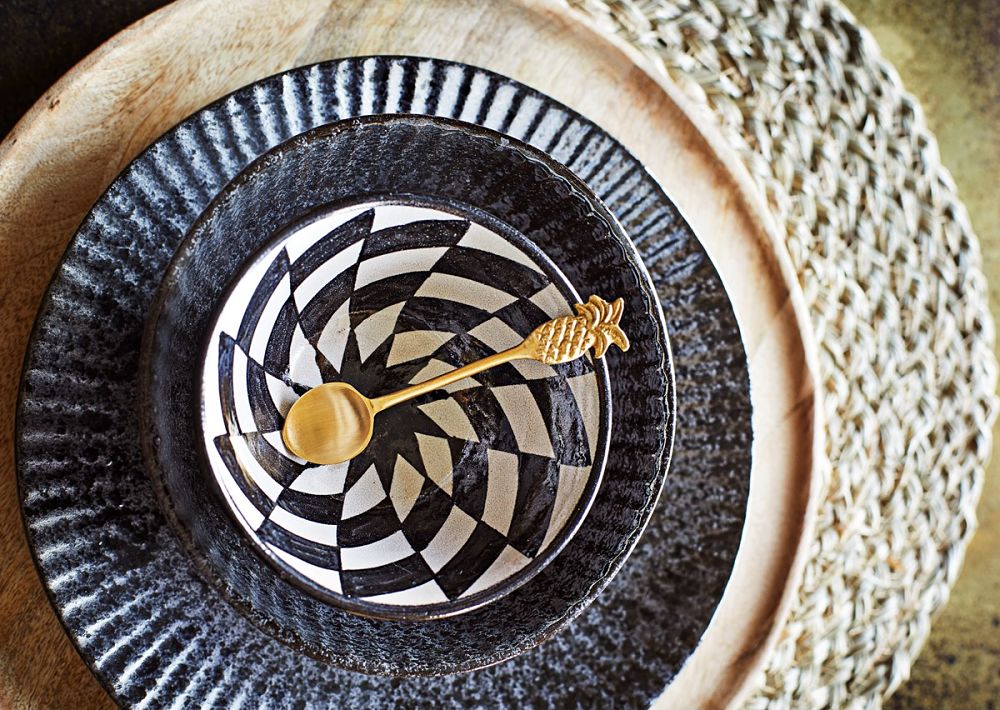 trucos para vestir la mesa cubiertos en oro viejo mate